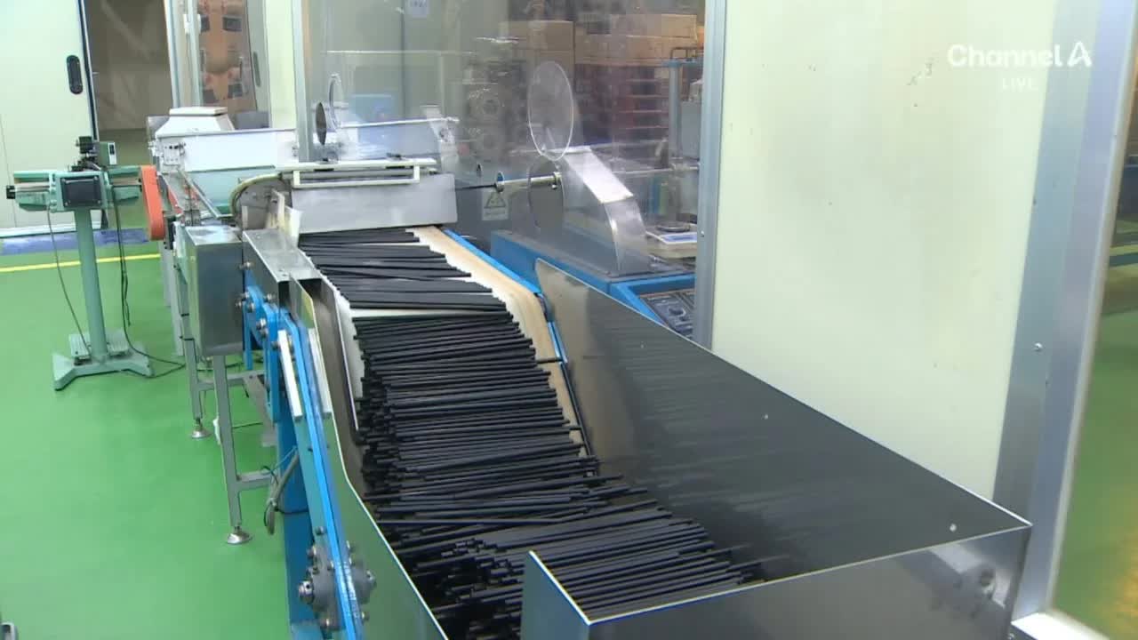 Hàng loạt sản phẩm thiết yếu rơi vào tình trạng báo động vì xung đột Trung Đông: Từ quần áo đến ống hút đều đình trệ sản xuất vì thiếu dầu mỏ- Ảnh 1.