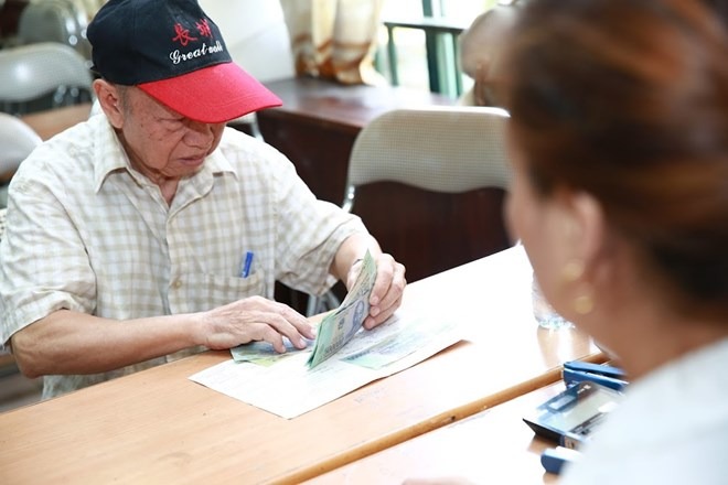 Lương cơ sở dự kiến tăng 8%: Người lao động được thêm gì? - Ảnh 1.