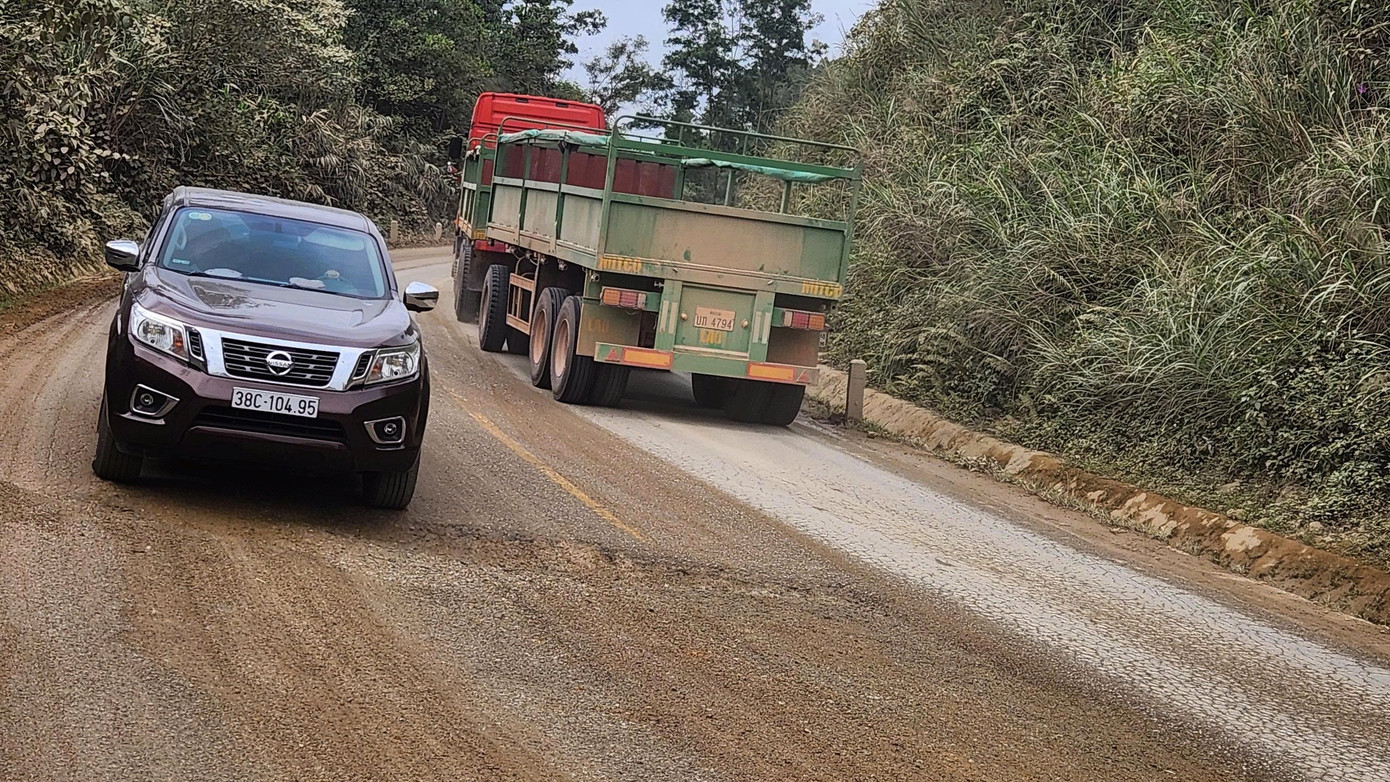 Quốc lộ 15 xuống cấp, chi chít ổ gà, ổ voi- Ảnh 6.