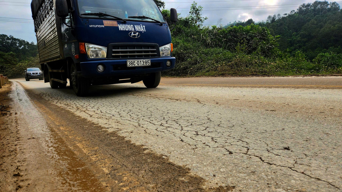 Quốc lộ 15 xuống cấp, chi chít ổ gà, ổ voi- Ảnh 3.