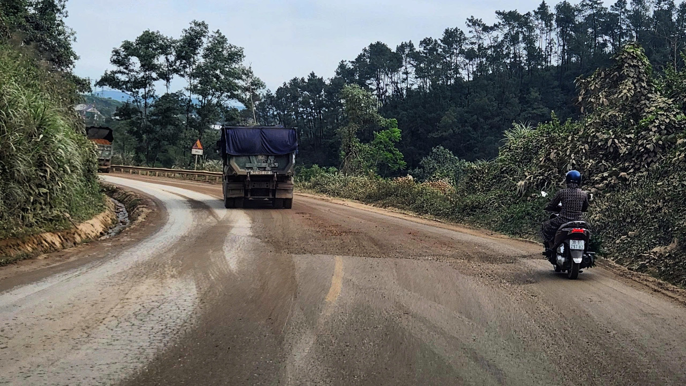 Quốc lộ 15 xuống cấp, chi chít ổ gà, ổ voi- Ảnh 9.