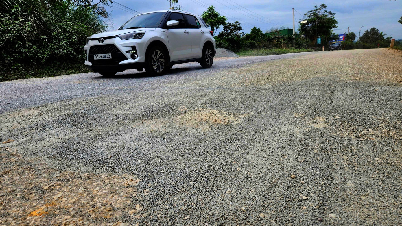 Quốc lộ 15 xuống cấp, chi chít ổ gà, ổ voi- Ảnh 11.