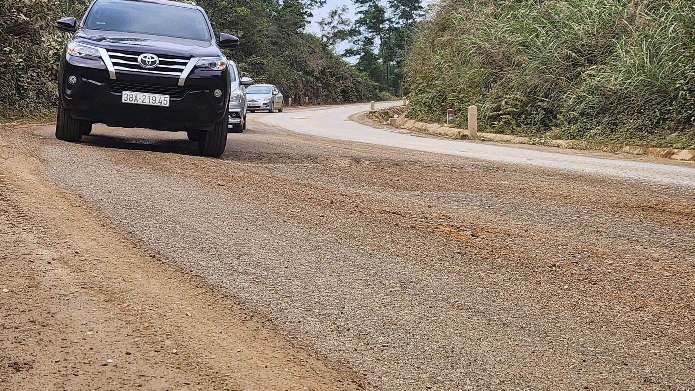 Quốc lộ 15 xuống cấp, chi chít ổ gà, ổ voi- Ảnh 8.