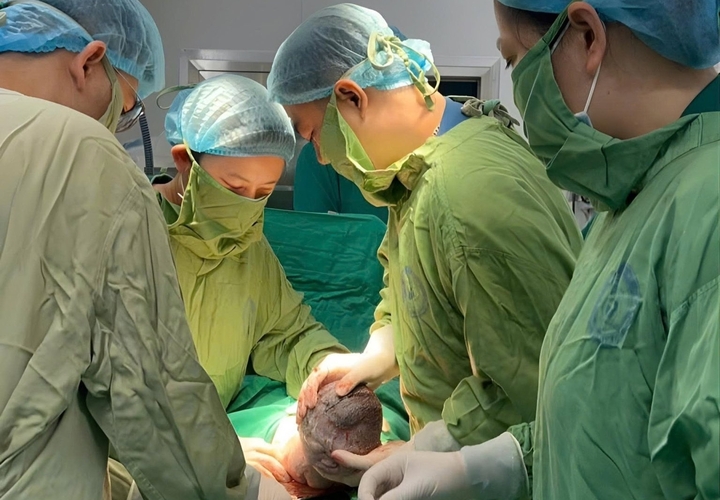 Em bé mang 'đôi cánh tí hon' chào đời diệu kỳ sau ca can thiệp từ bụng mẹ- Ảnh 1.