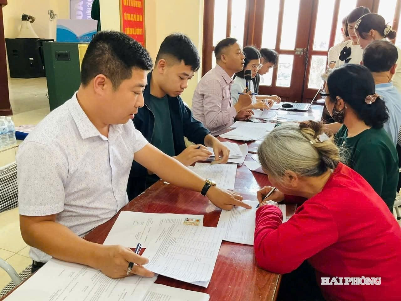 Người dân nhận tiền đền bù tại dự án khu công nghiệp gần 240ha do Vingroup đầu tư- Ảnh 1. Người dân nhận tiền đền bù tại dự án khu công nghiệp gần 240ha do Vingroup đầu tư- Ảnh 1.