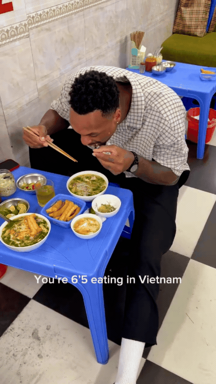 Khách Tây co cụm, khép nép để ăn phở Việt tại phố cổ Hà Nội- Ảnh 2.