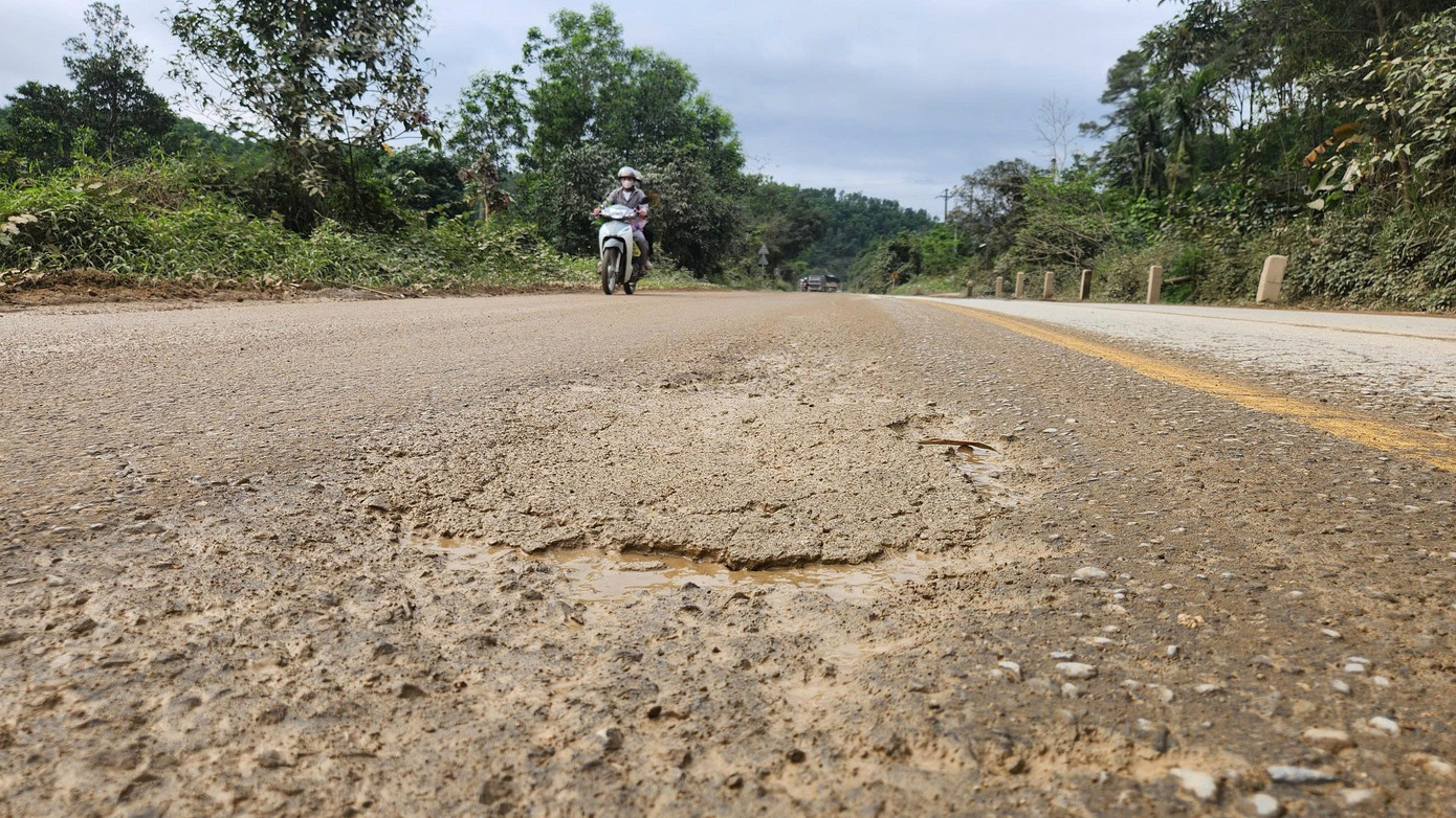 Quốc lộ 15 xuống cấp, chi chít ổ gà, ổ voi- Ảnh 2.