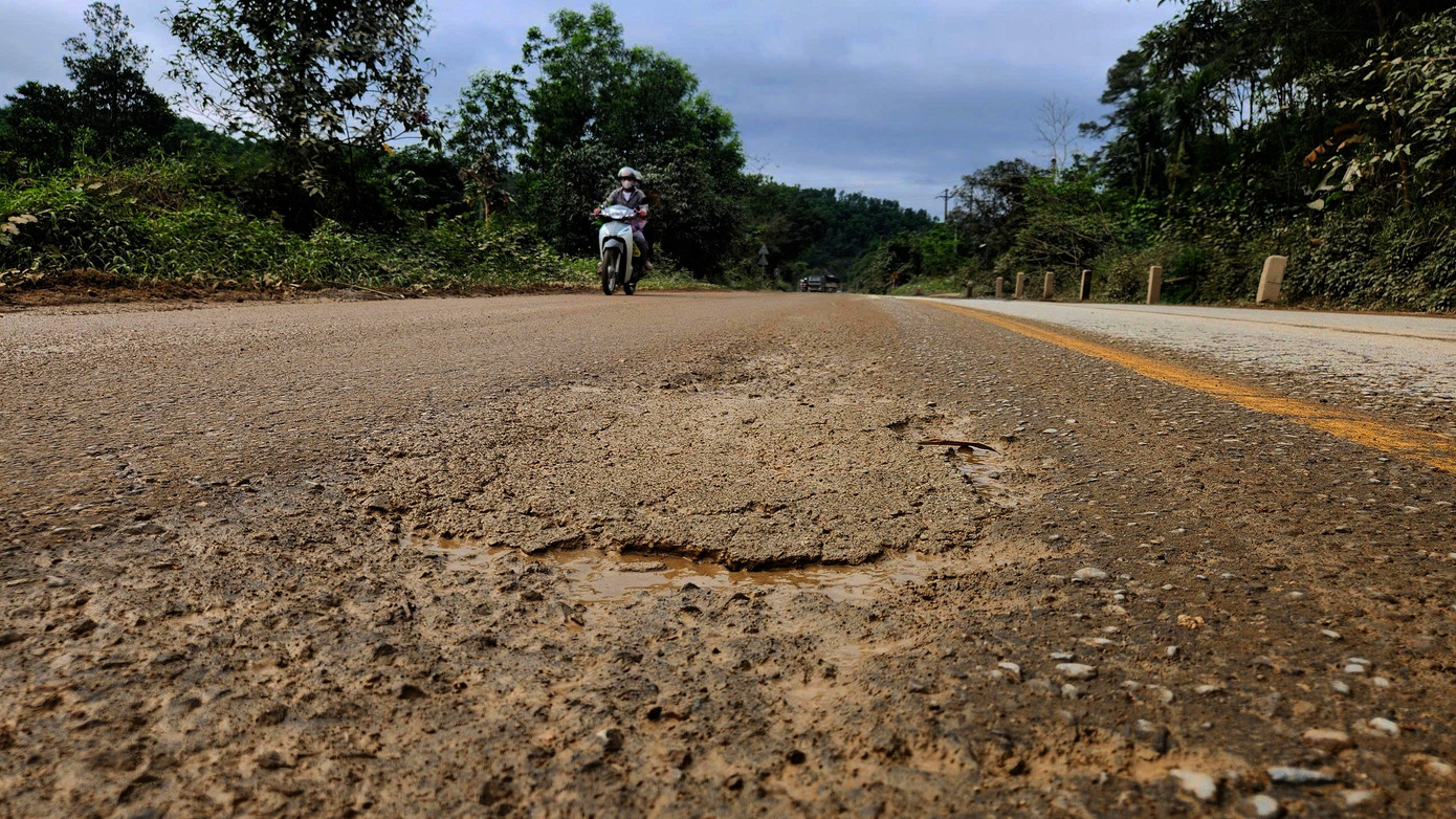 Quốc lộ 15 xuống cấp, chi chít ổ gà, ổ voi- Ảnh 5.