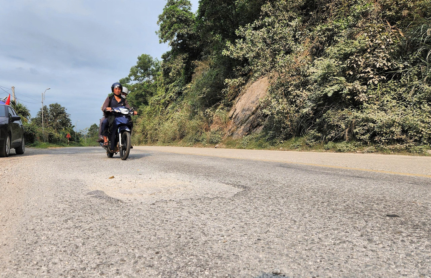 Quốc lộ 15 xuống cấp, chi chít ổ gà, ổ voi- Ảnh 10.