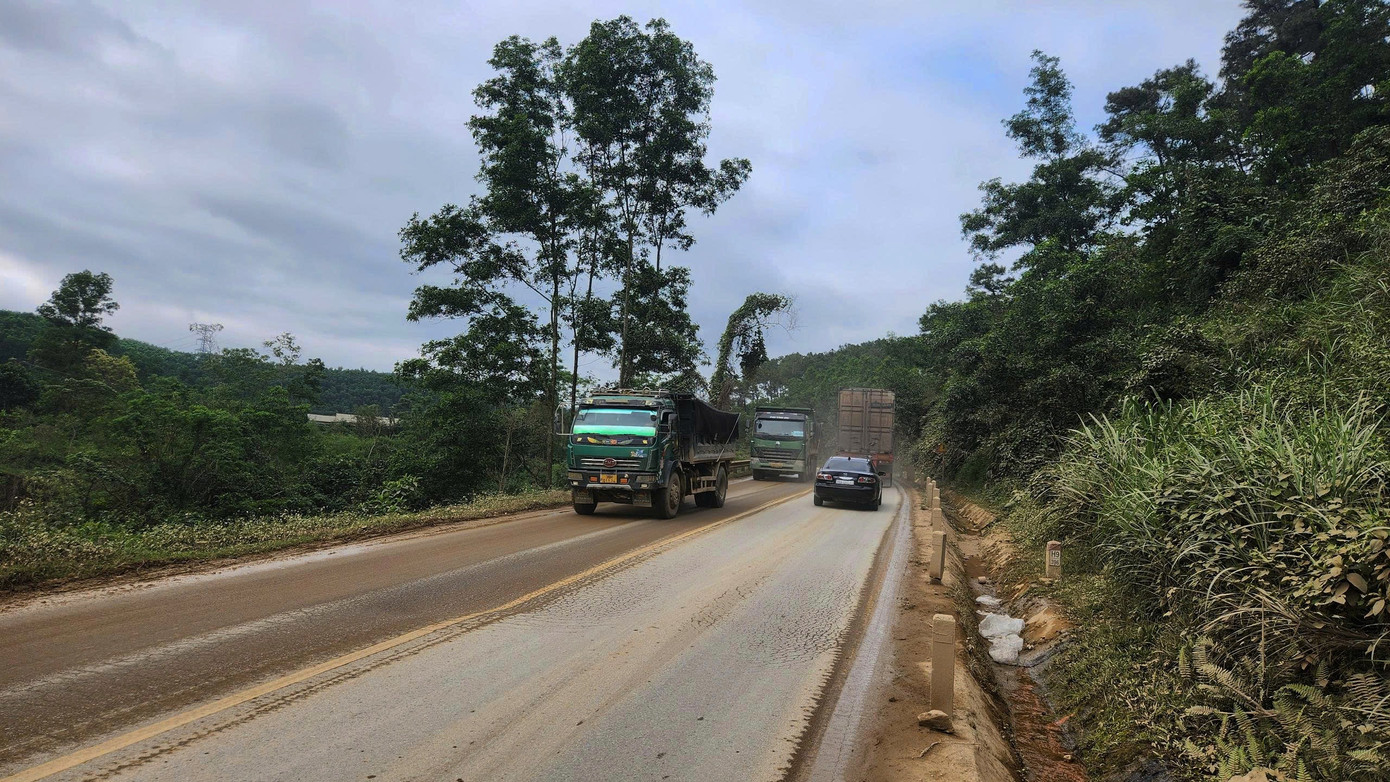 Quốc lộ 15 xuống cấp, chi chít ổ gà, ổ voi- Ảnh 1.