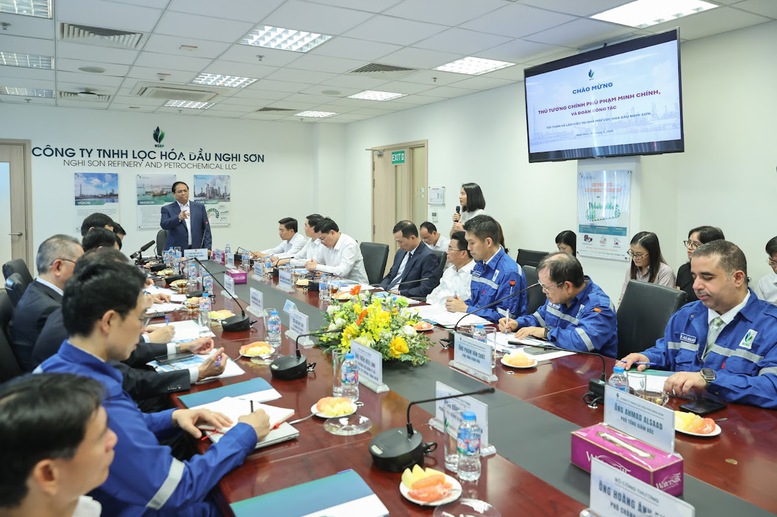 Thủ tướng làm việc tại Nhà máy Lọc hóa dầu Nghi Sơn và khảo sát địa điểm xây dựng kho dầu chiến lược- Ảnh 6.