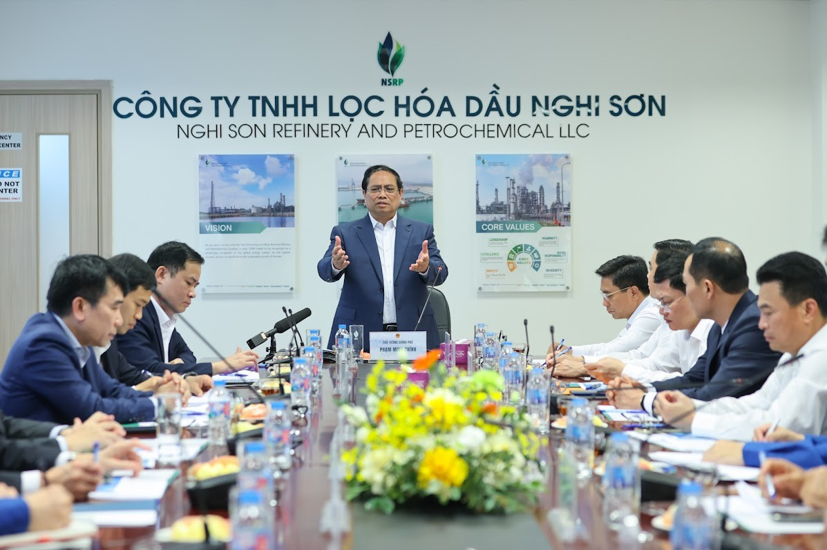 Thủ tướng làm việc tại Nhà máy Lọc hóa dầu Nghi Sơn, khảo sát địa điểm xây kho dầu chiến lược- Ảnh 1.