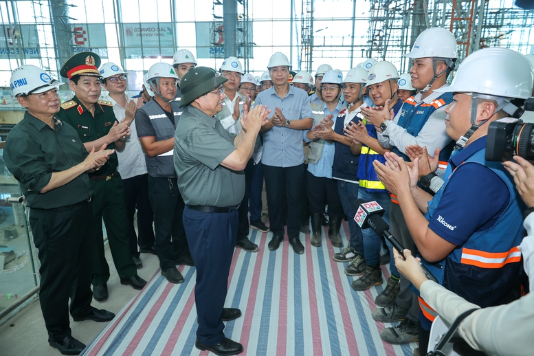 Lần thứ 10 thị sát sân bay 16 tỷ USD lớn nhất cả nước, Thủ tướng nhấn mạnh phải hoàn thành mục tiêu này vào cuối 2026- Ảnh 1. Lần thứ 10 thị sát sân bay 16 tỷ USD lớn nhất cả nước, Thủ tướng nhấn mạnh phải hoàn thành mục tiêu này vào cuối 2026- Ảnh 1.