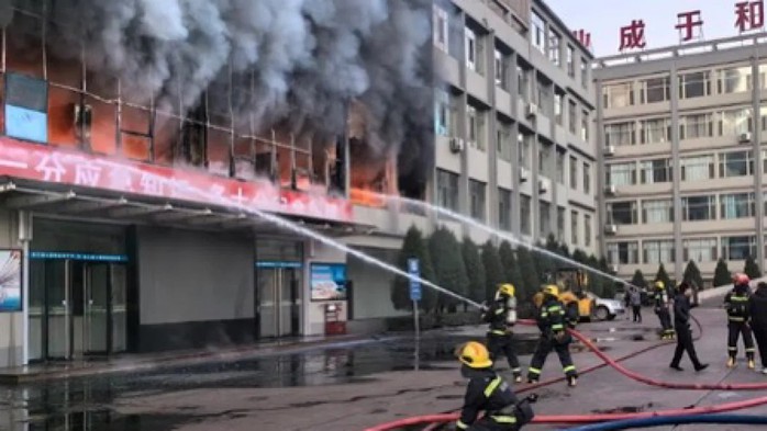 Khói lửa bao trùm  tòa nhà cao tầng ở Trung Quốc, hàng chục người thương vong- Ảnh 1.
