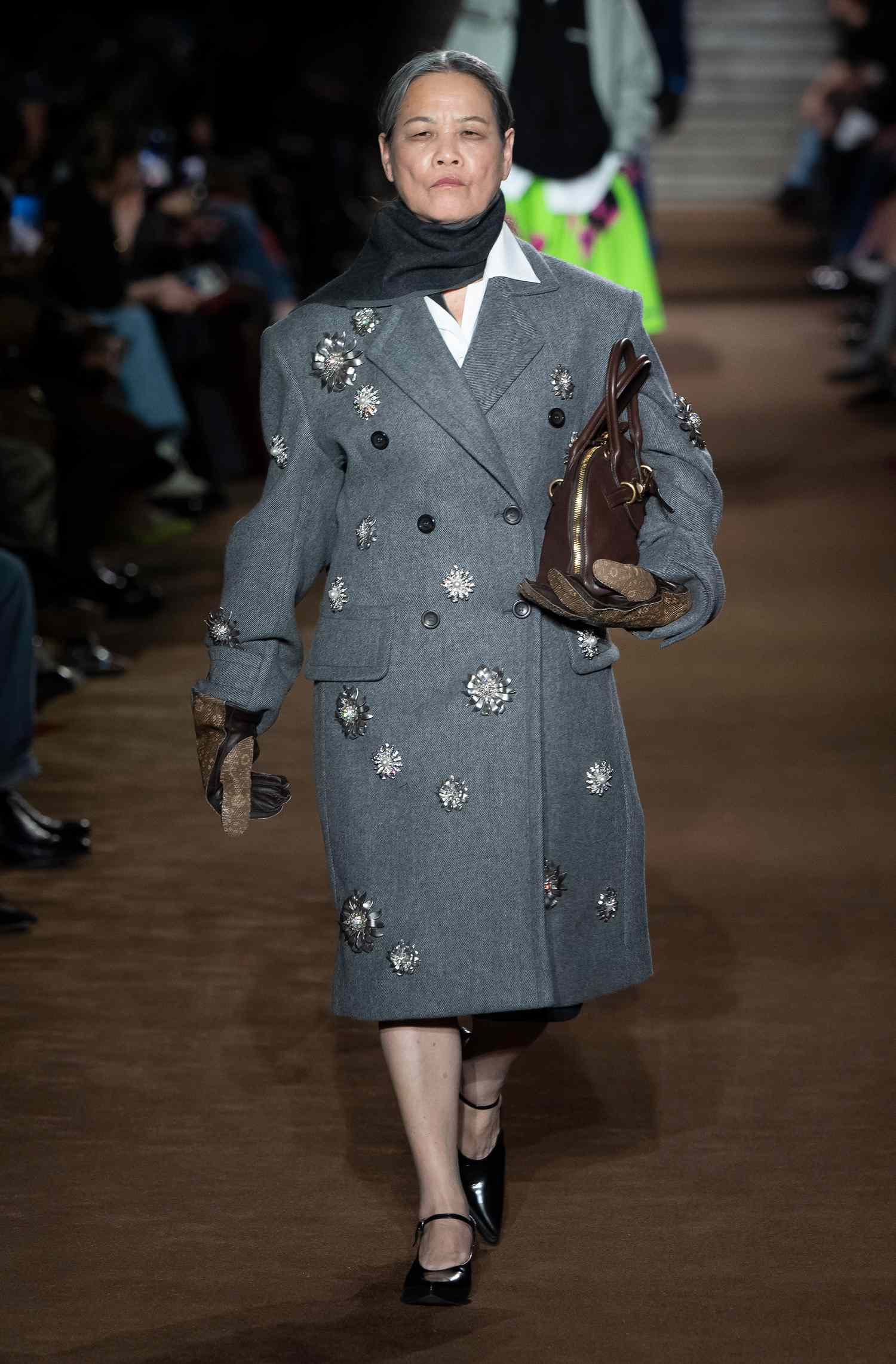 Từ bác sĩ nghỉ hưu đến người mẫu cho sàn diễn cao cấp ở tuổi 71: Người phụ nữ từng chiếm spotlight show Miu Miu là ai?- Ảnh 1.