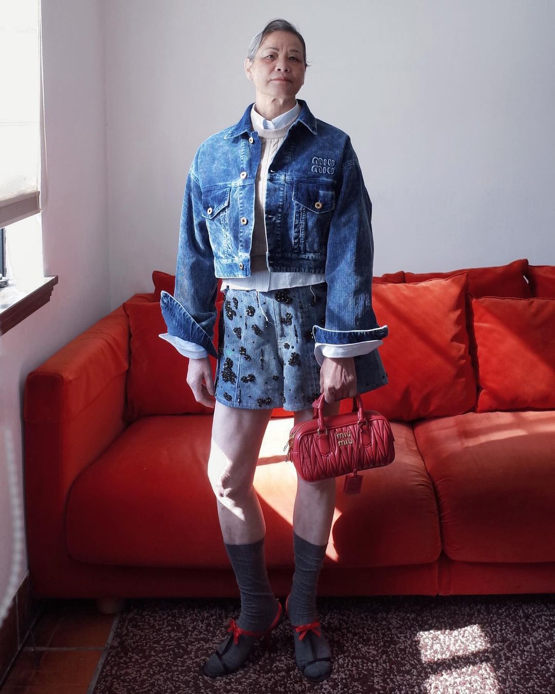 Từ bác sĩ nghỉ hưu đến người mẫu cho sàn diễn cao cấp ở tuổi 71: Người phụ nữ từng chiếm spotlight show Miu Miu là ai?- Ảnh 4.