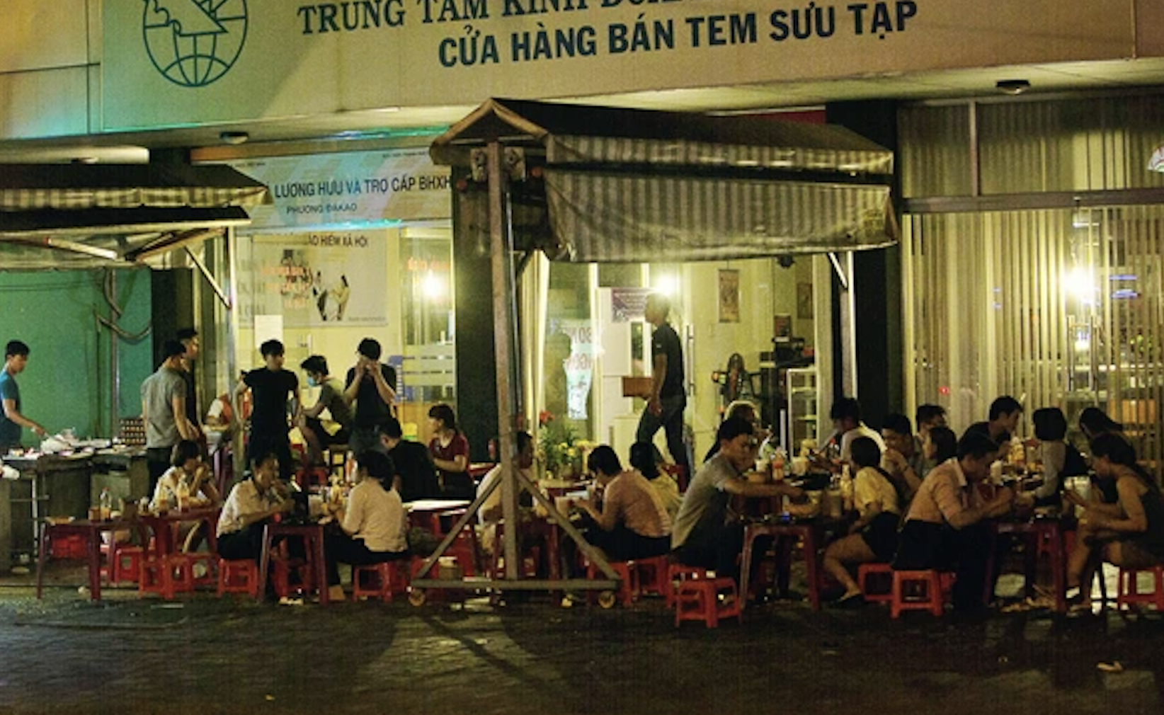 Khách Tây co cụm, khép nép để ăn phở Việt tại phố cổ Hà Nội- Ảnh 3.