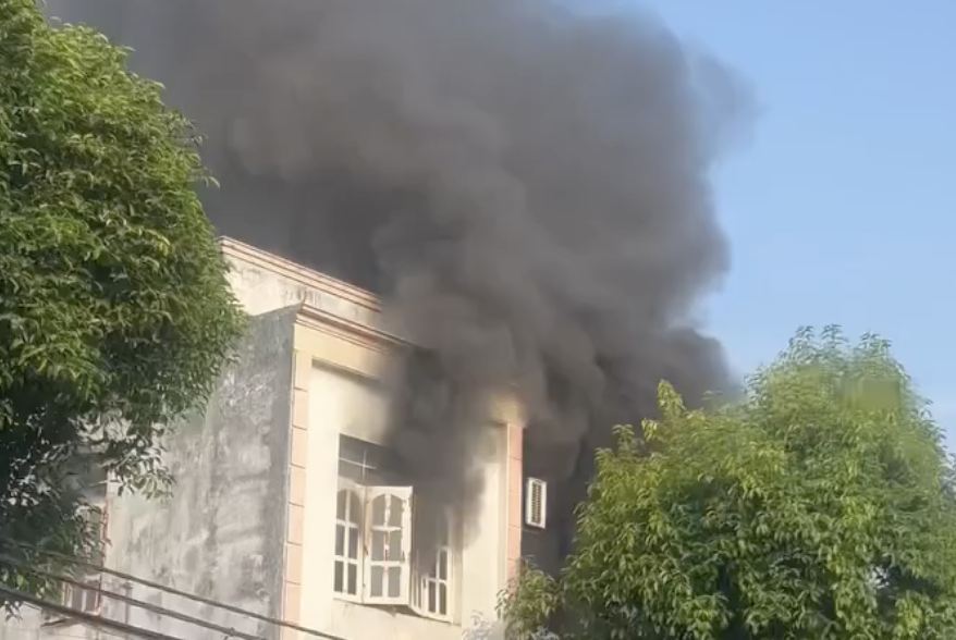 Cháy nhà 2 tầng ở TPHCM sáng nay gây hoang mang cho người dân - Ảnh 1.