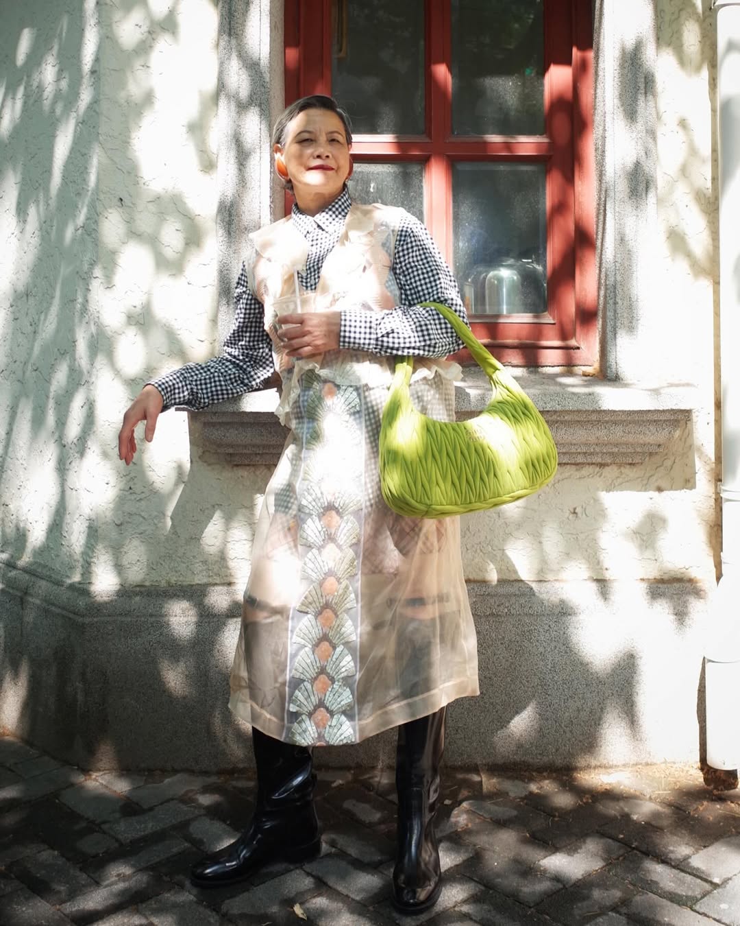 Từ bác sĩ nghỉ hưu đến người mẫu cho sàn diễn cao cấp ở tuổi 71: Người phụ nữ từng chiếm spotlight show Miu Miu là ai?- Ảnh 5.