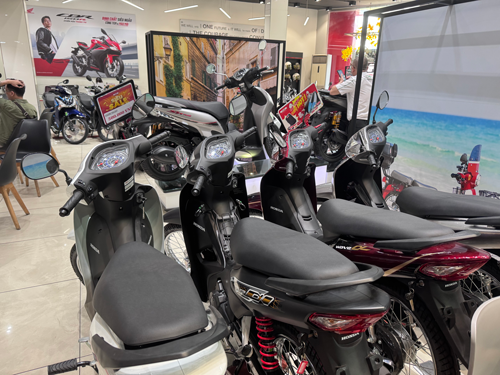 Sức mua xe máy xăng giảm mạnh - Ảnh 1.