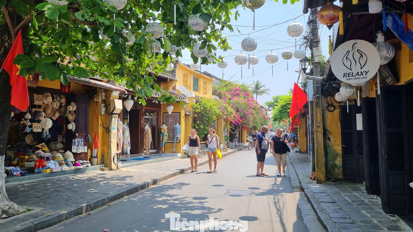 Diện mạo 'lạ' của phố cổ Hội An trước giờ G ‘siết’ vỉa hè- Ảnh 1.