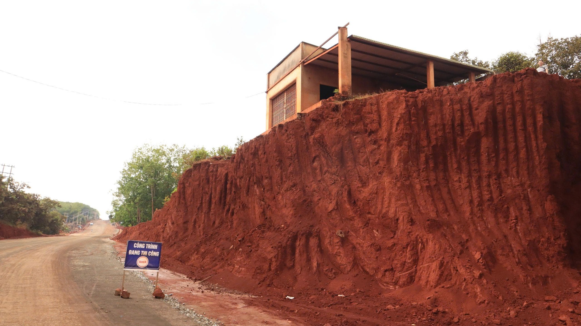 Lãnh đạo Đồng Nai yêu cầu làm rõ nguyên nhân nhà dân treo cao sau hạ cốt nền đường - Ảnh 1.