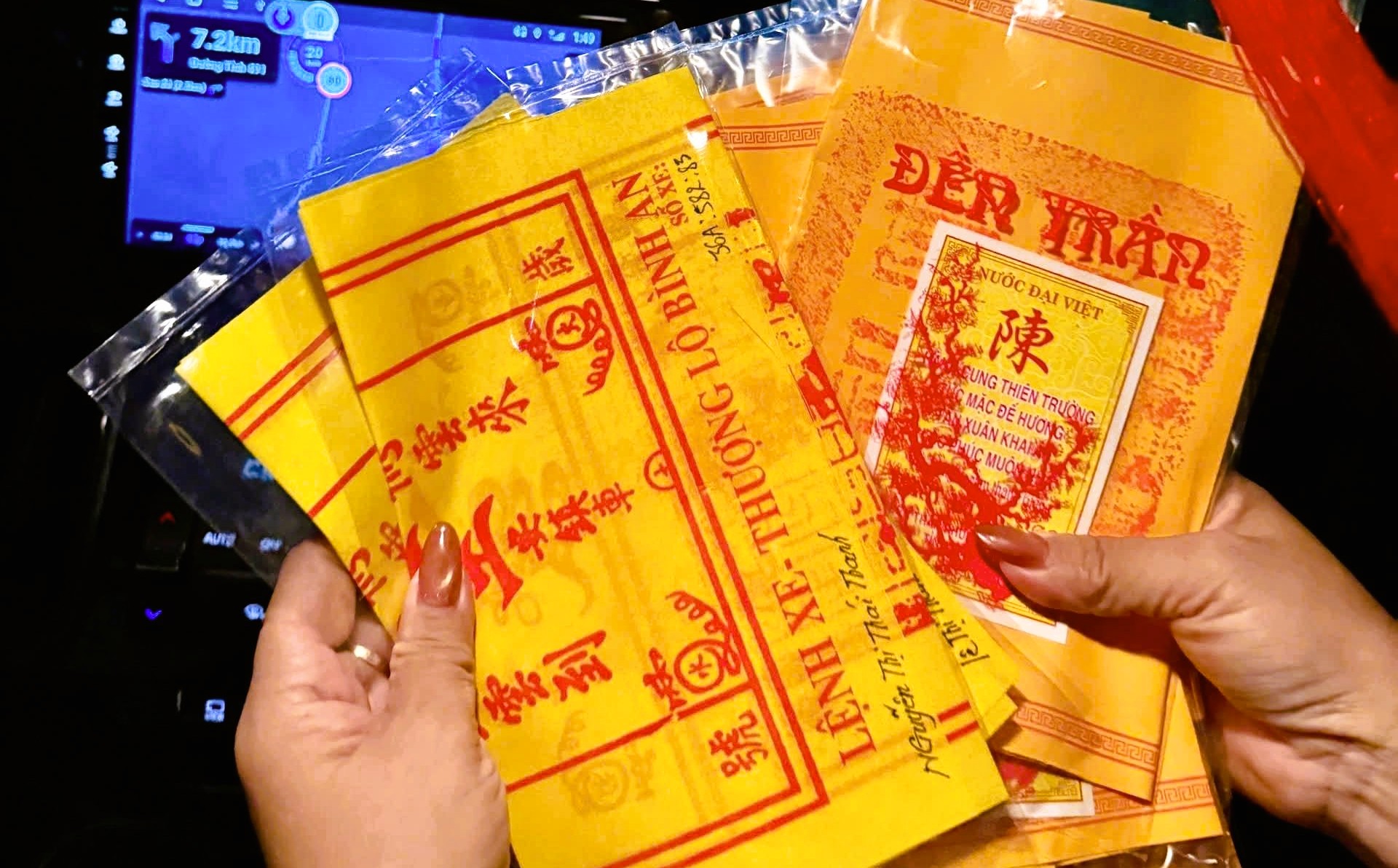 Hàng ngàn người "đội mưa" xuyên đêm chờ xin ấn đền Trần - Ảnh 12.