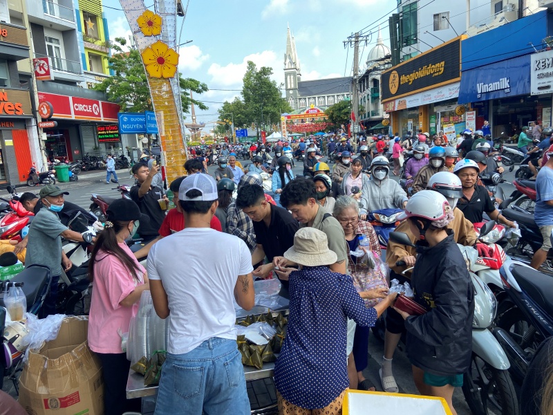 Nhiều du khách bất ngờ tại lễ hội mà "cái gì cũng miễn phí" ở Bình Dương: "Bà con có ngụm nước giải khát cũng vui"- Ảnh 1.