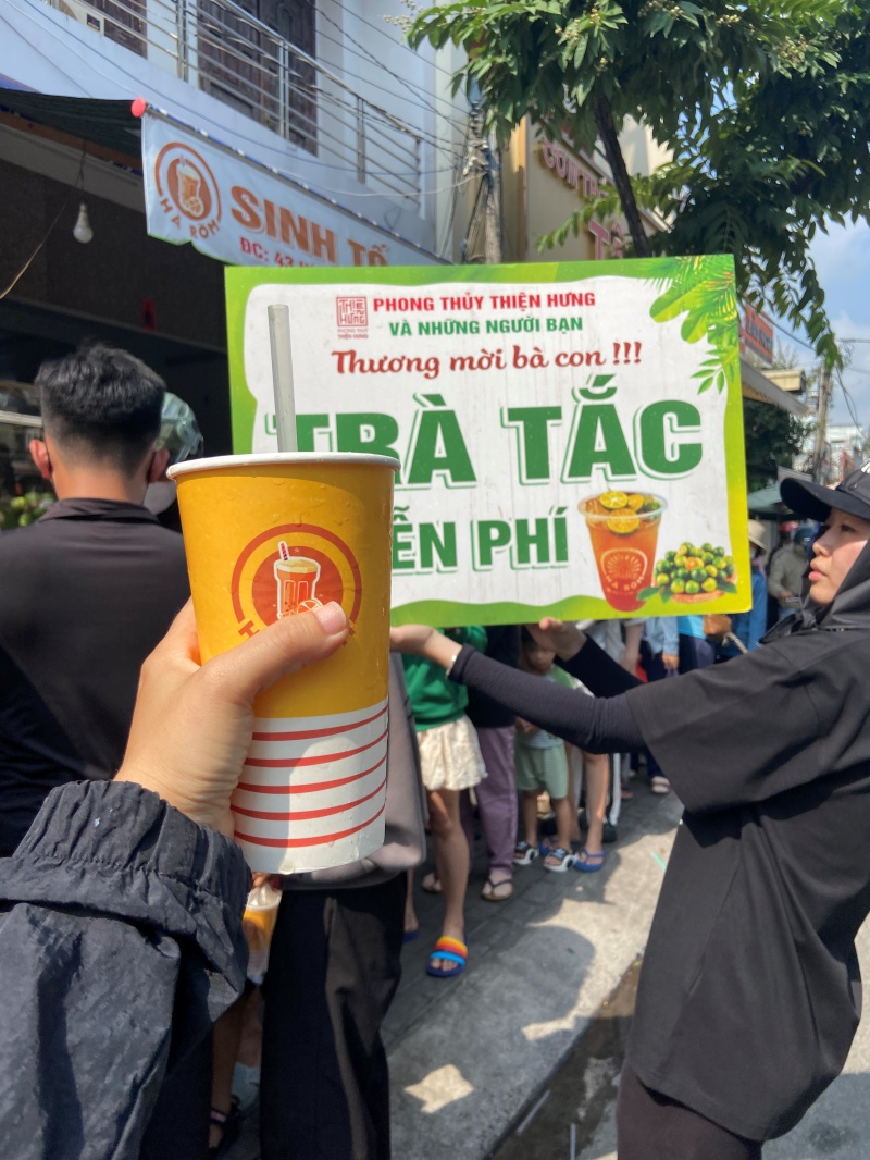 Nhiều du khách bất ngờ tại lễ hội mà "cái gì cũng miễn phí" ở Bình Dương: "Bà con có ngụm nước giải khát cũng vui"- Ảnh 7.