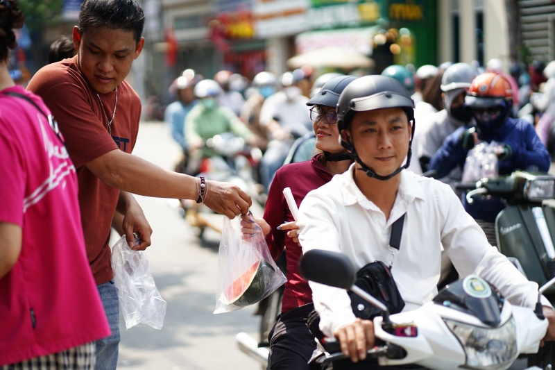 Nhiều du khách bất ngờ tại lễ hội mà "cái gì cũng miễn phí" ở Bình Dương: "Bà con có ngụm nước giải khát cũng vui"- Ảnh 2.
