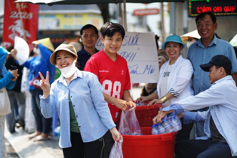 Nhiều du khách bất ngờ tại lễ hội mà "cái gì cũng miễn phí" ở Bình Dương: "Bà con có ngụm nước giải khát cũng vui"- Ảnh 4.