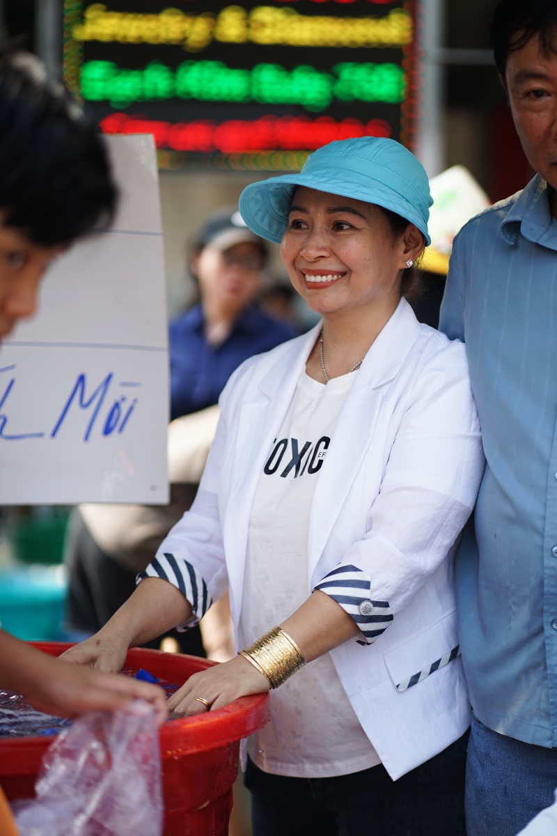 Nhiều du khách bất ngờ tại lễ hội mà "cái gì cũng miễn phí" ở Bình Dương: "Bà con có ngụm nước giải khát cũng vui"- Ảnh 6.