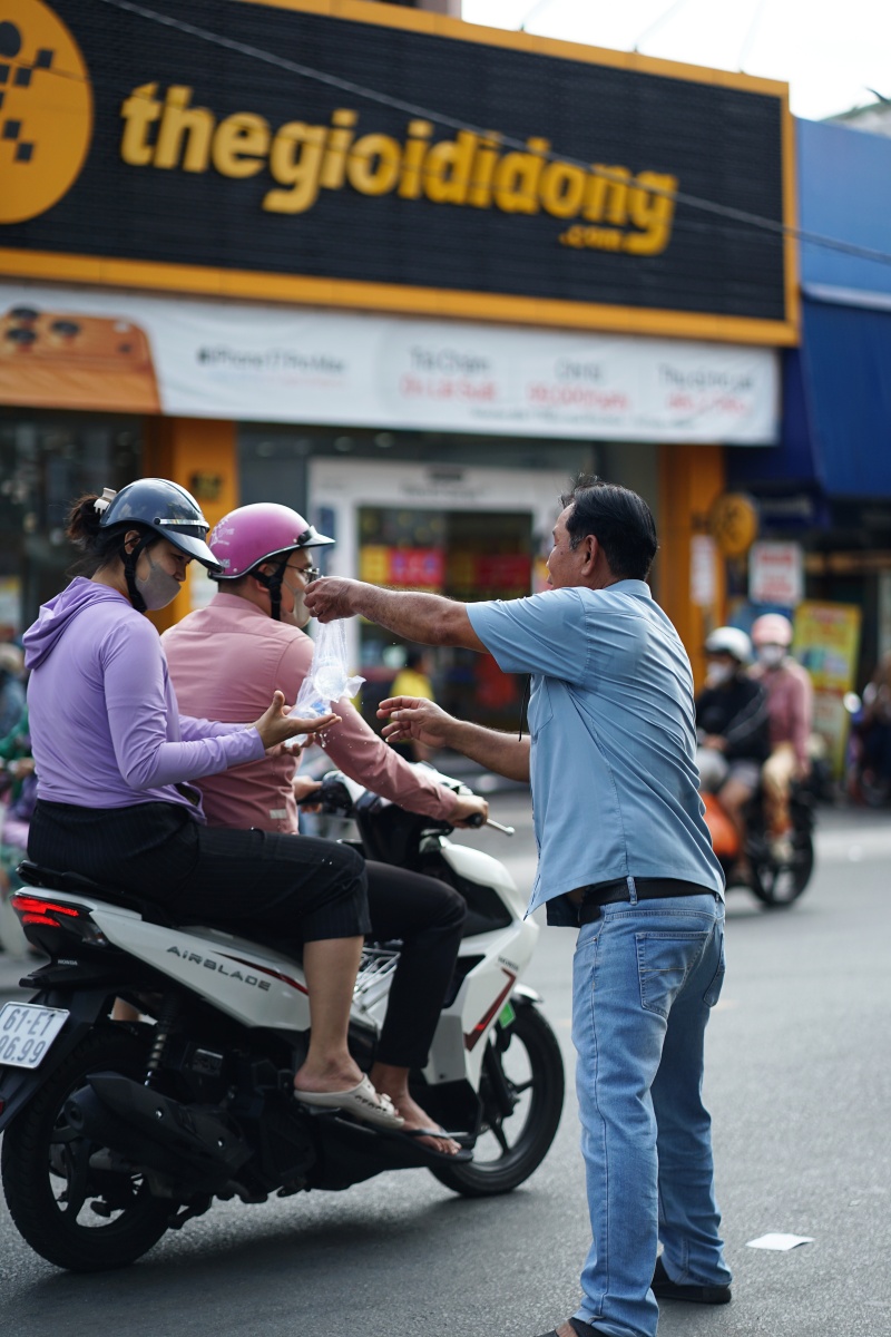 Nhiều du khách bất ngờ tại lễ hội mà "cái gì cũng miễn phí" ở Bình Dương: "Bà con có ngụm nước giải khát cũng vui"- Ảnh 5.
