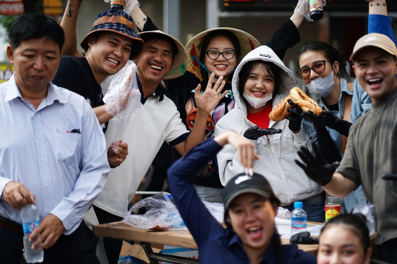 Nhiều du khách bất ngờ tại lễ hội mà "cái gì cũng miễn phí" ở Bình Dương: "Bà con có ngụm nước giải khát cũng vui"- Ảnh 3.