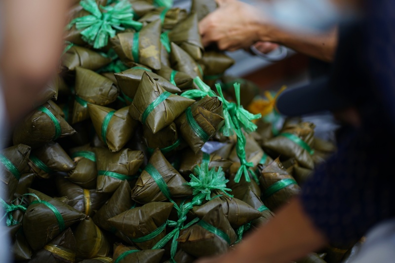 Nhiều du khách bất ngờ tại lễ hội mà "cái gì cũng miễn phí" ở Bình Dương: "Bà con có ngụm nước giải khát cũng vui"- Ảnh 9.