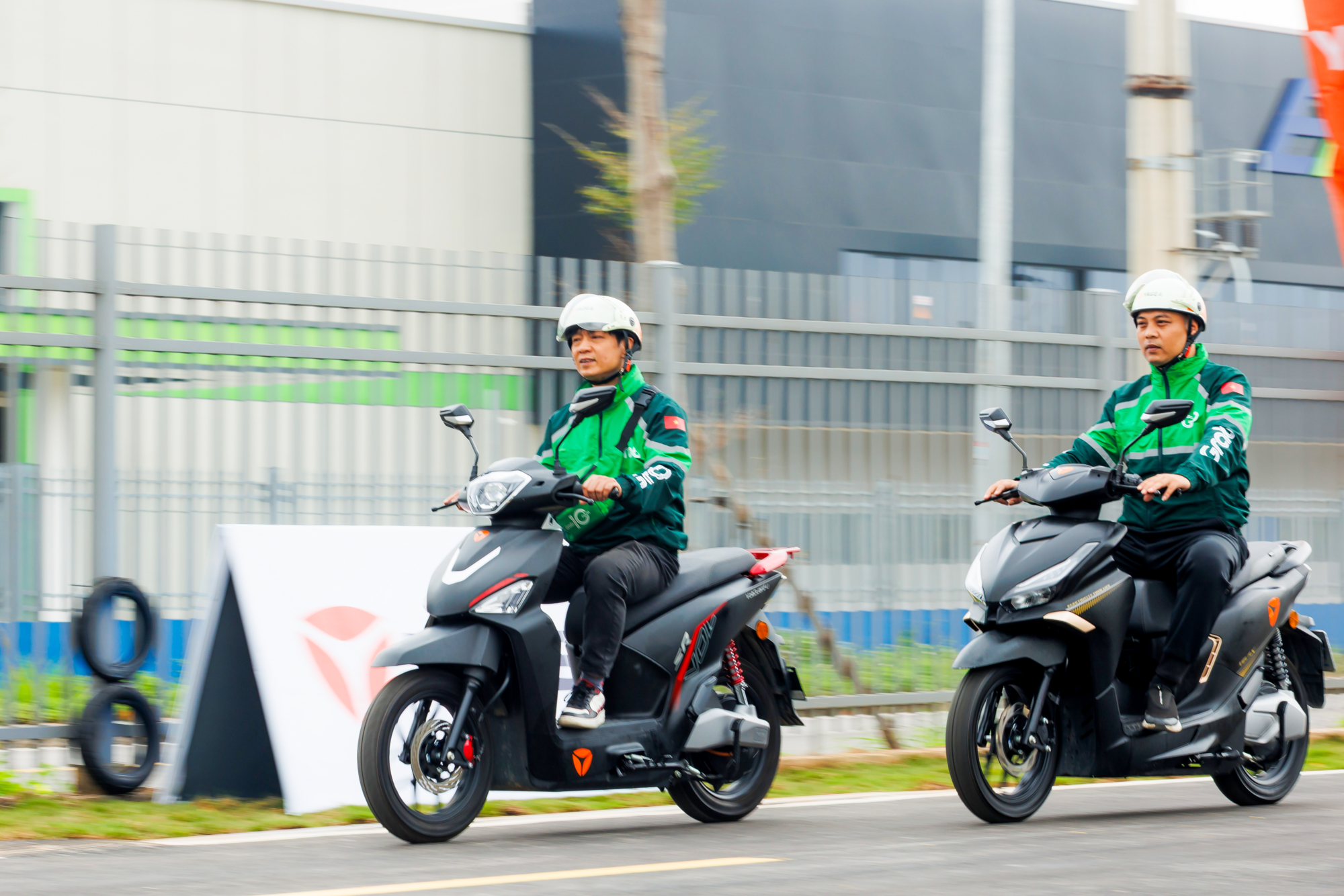 Grab hỗ trợ tới 4 triệu đồng khi tài xế mua xe máy điện Trung Quốc - Ảnh 1.