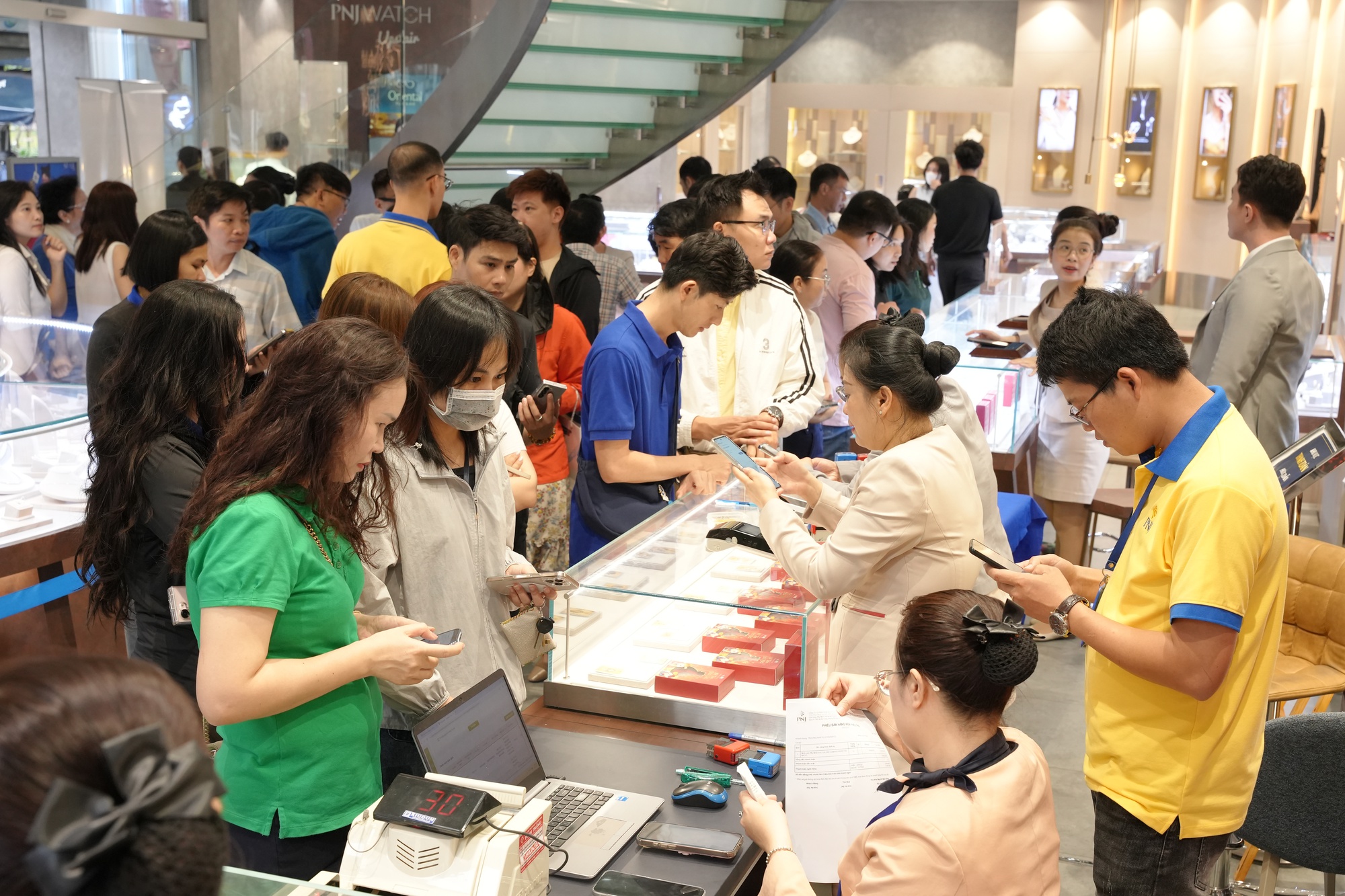 Chứng khoán, vàng, bạc biến động mạnh - Ảnh 1.