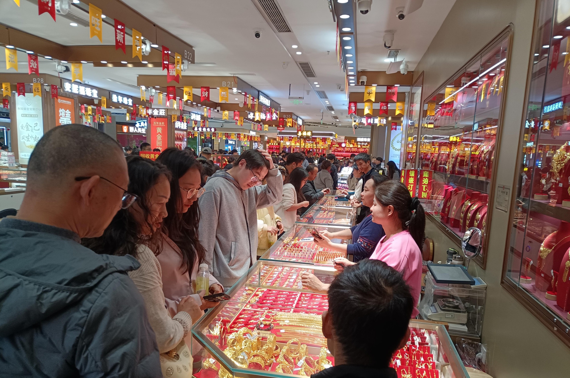 Quyết tâm mua vàng: Khi các “bà dì” quanh năm lo việc bếp núc đầu tư, kiến thức “bằng 0” vẫn khiến khối người phải nể!- Ảnh 3.