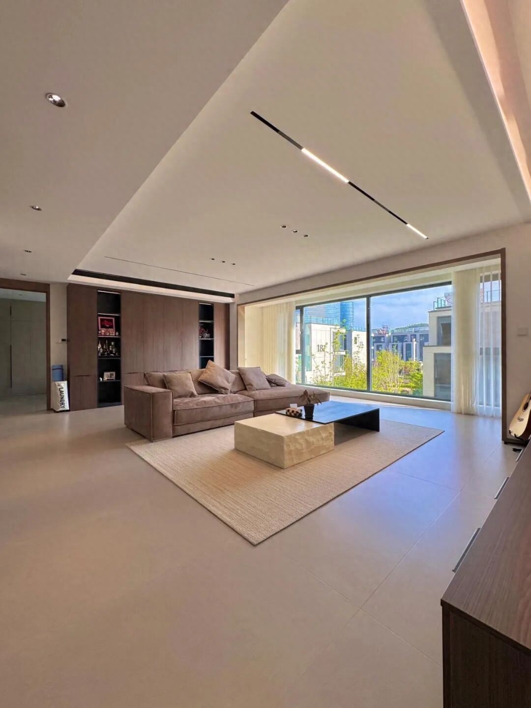 Tôi từng mê “phòng khách rộng” khi mua nhà - đến lúc dọn vào ở mới nhận ra 6 rắc rối không ai nói trước- Ảnh 1.