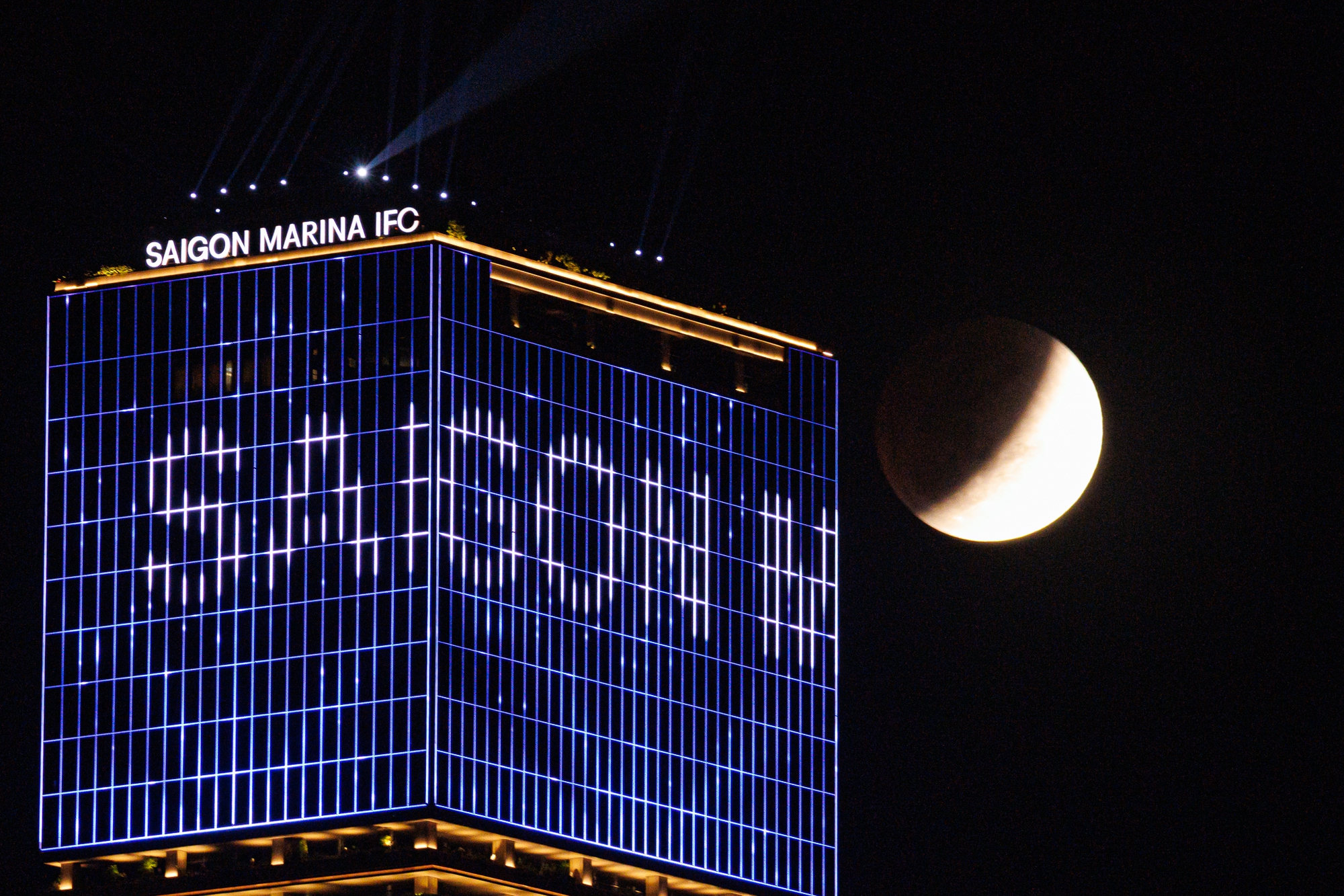 Toàn cảnh "trăng máu" tại TP.HCM tối ngày 3/3- Ảnh 14.