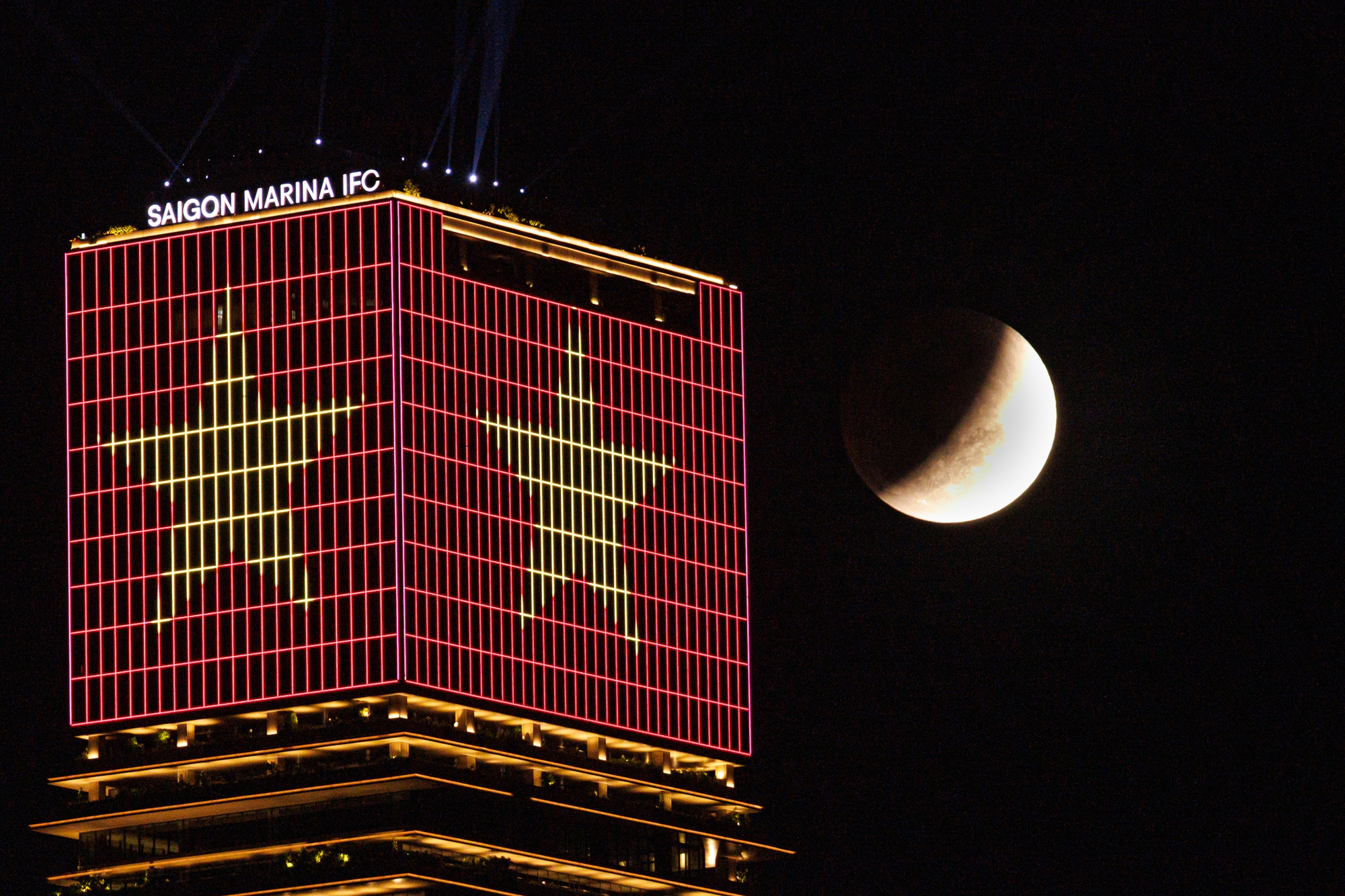 Toàn cảnh "trăng máu" tại TP.HCM tối ngày 3/3- Ảnh 17.