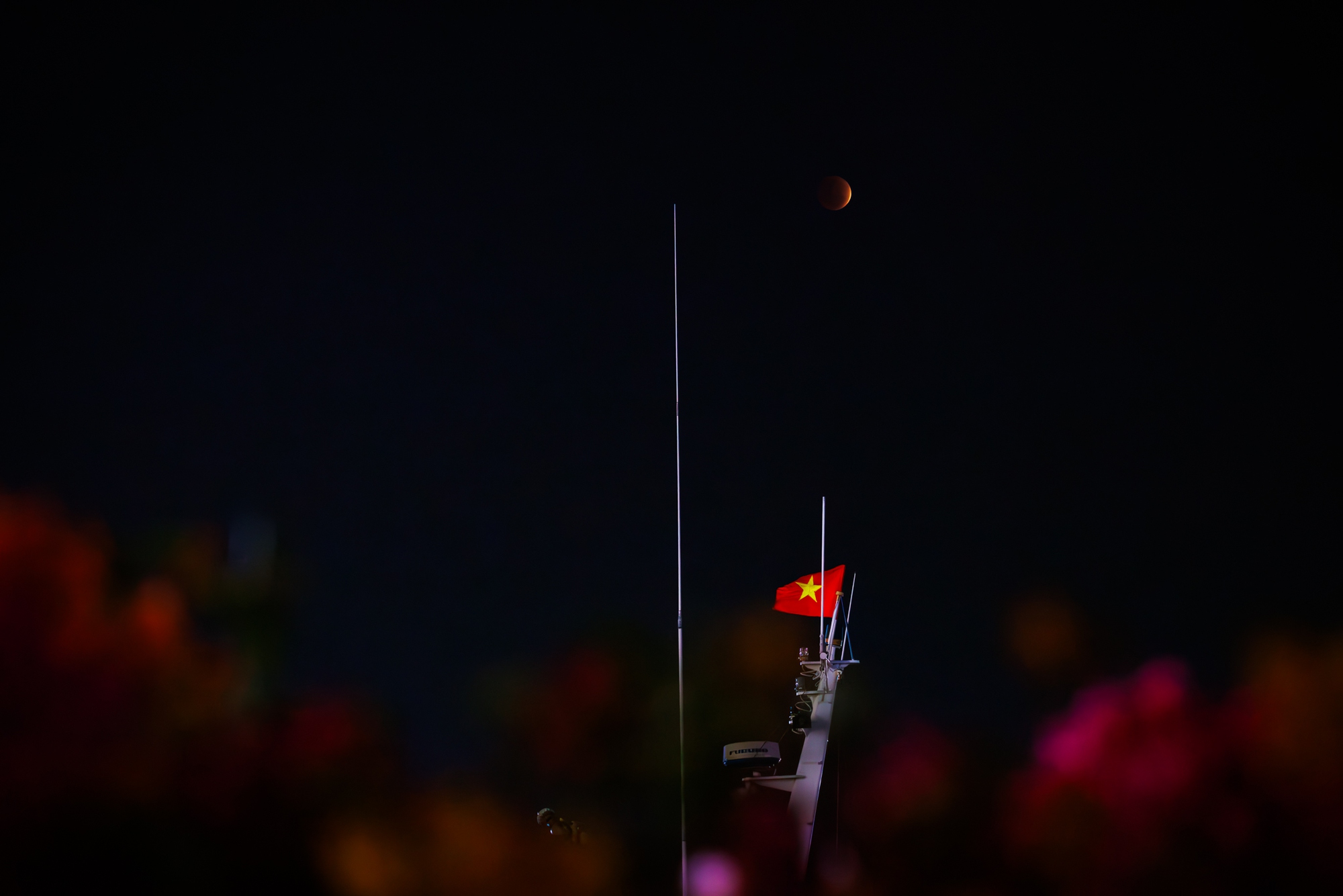 Toàn cảnh "trăng máu" tại TP.HCM tối ngày 3/3- Ảnh 1.