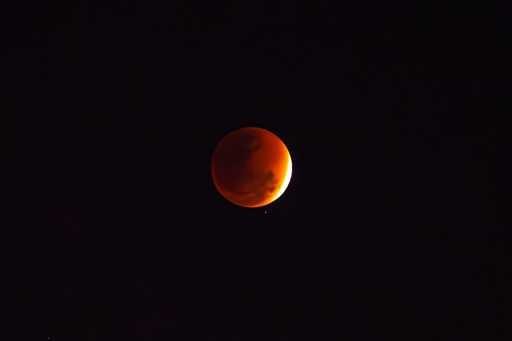 Toàn cảnh "trăng máu" tại TP.HCM tối ngày 3/3- Ảnh 2.