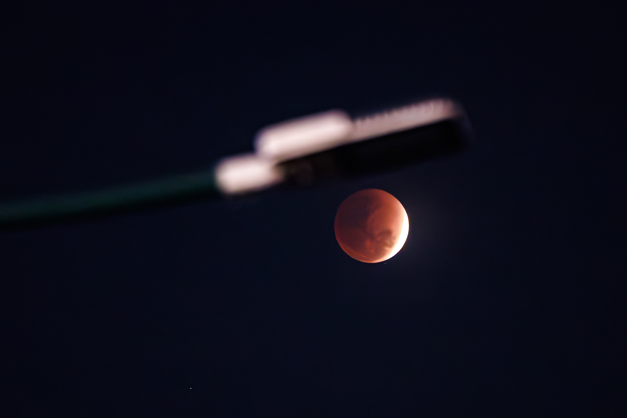 Toàn cảnh "trăng máu" tại TP.HCM tối ngày 3/3- Ảnh 3.