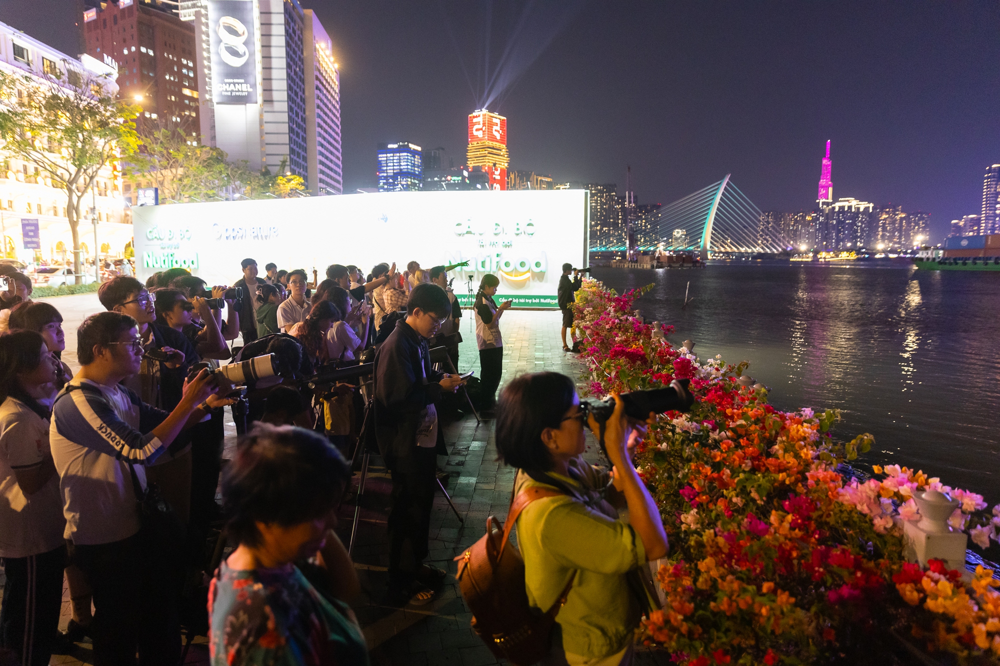 Toàn cảnh "trăng máu" tại TP.HCM tối ngày 3/3- Ảnh 6.