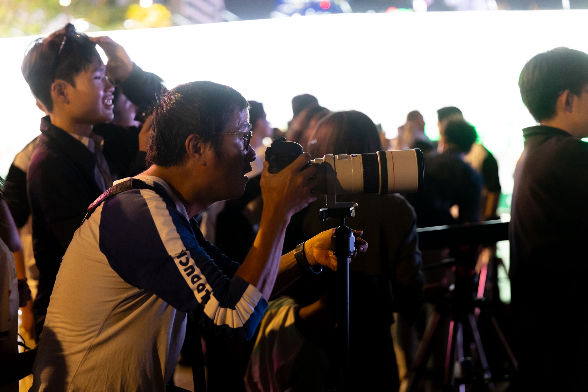 Toàn cảnh "trăng máu" tại TP.HCM tối ngày 3/3- Ảnh 7.