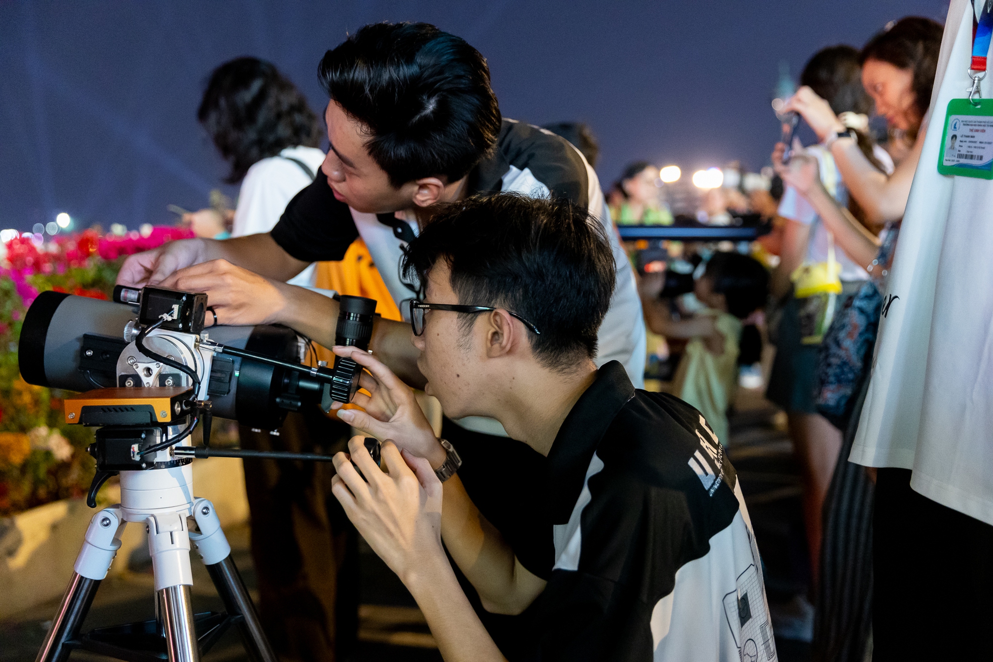 Toàn cảnh "trăng máu" tại TP.HCM tối ngày 3/3- Ảnh 11.