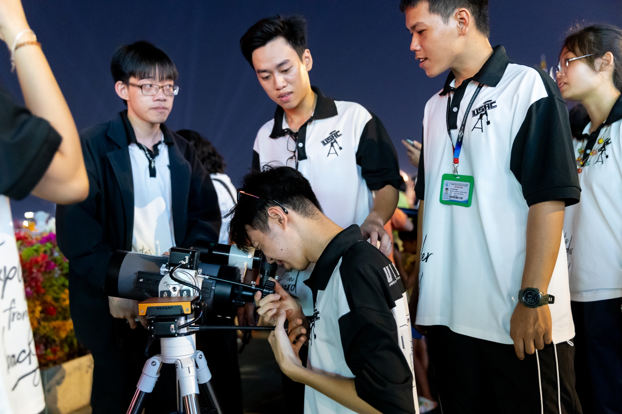 Toàn cảnh "trăng máu" tại TP.HCM tối ngày 3/3- Ảnh 10.