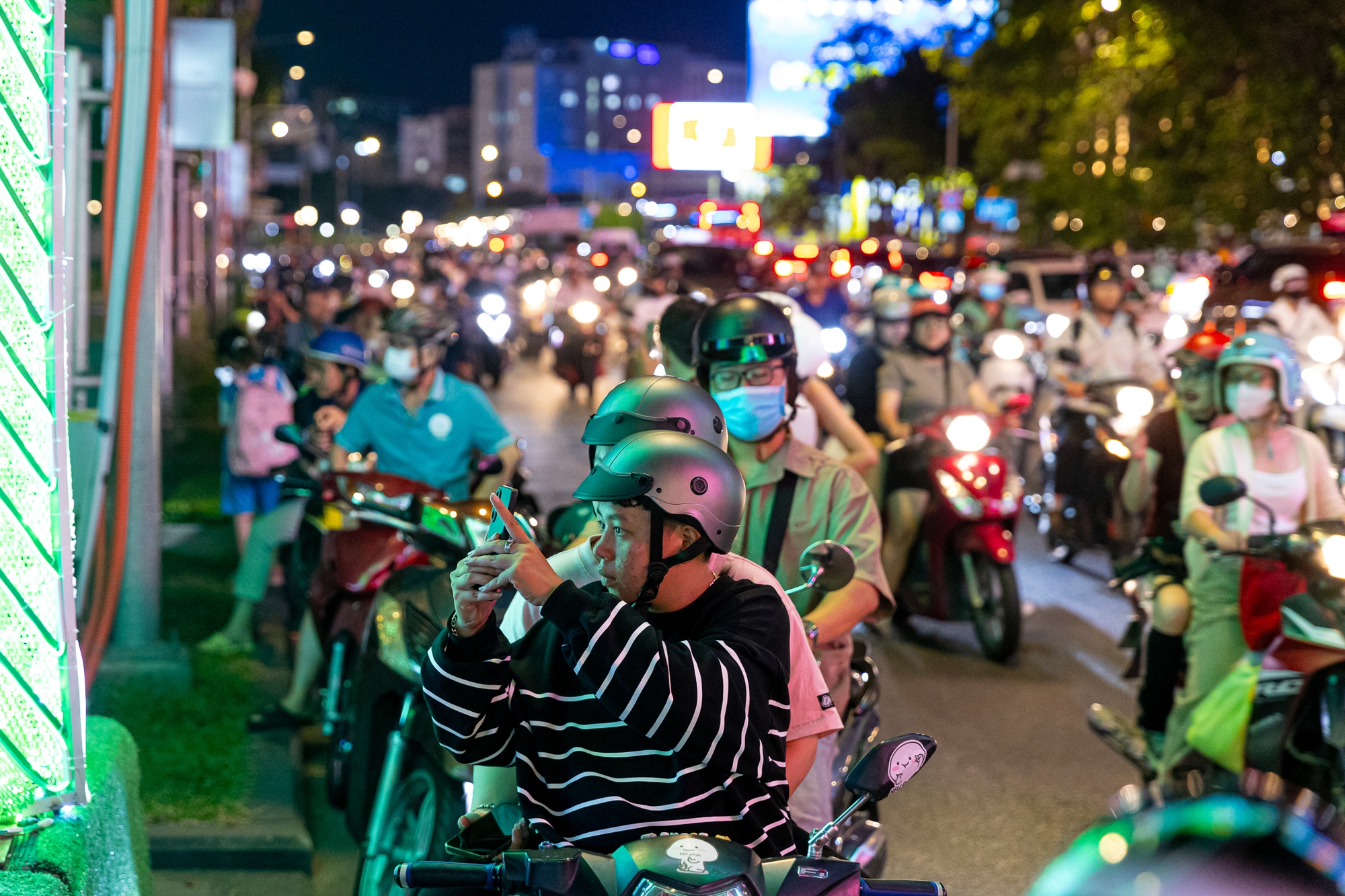 Toàn cảnh "trăng máu" tại TP.HCM tối ngày 3/3- Ảnh 13.