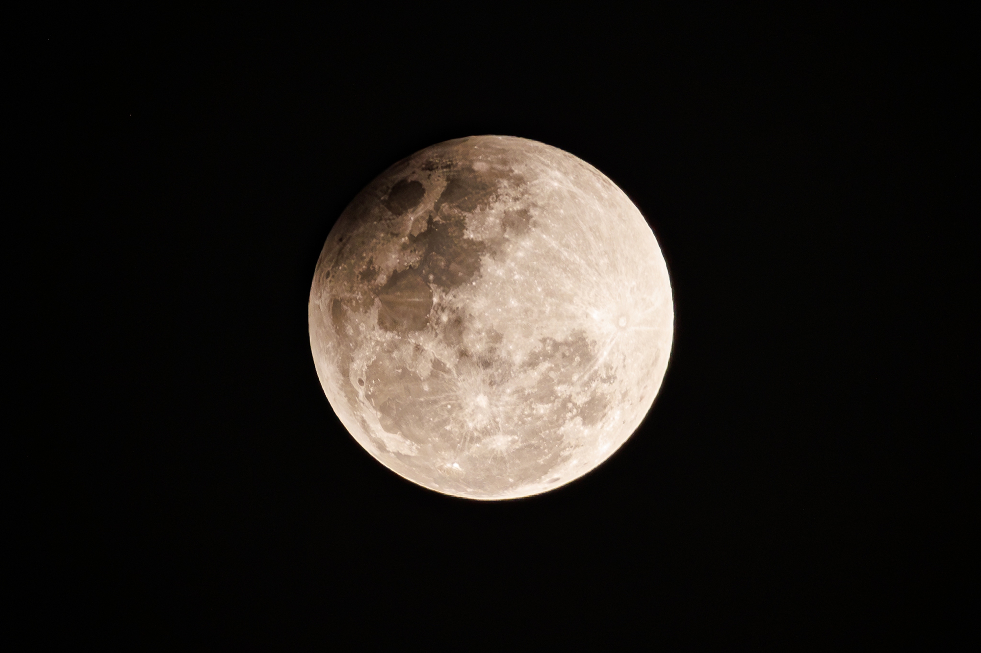 Toàn cảnh "trăng máu" tại TP.HCM tối ngày 3/3- Ảnh 18.